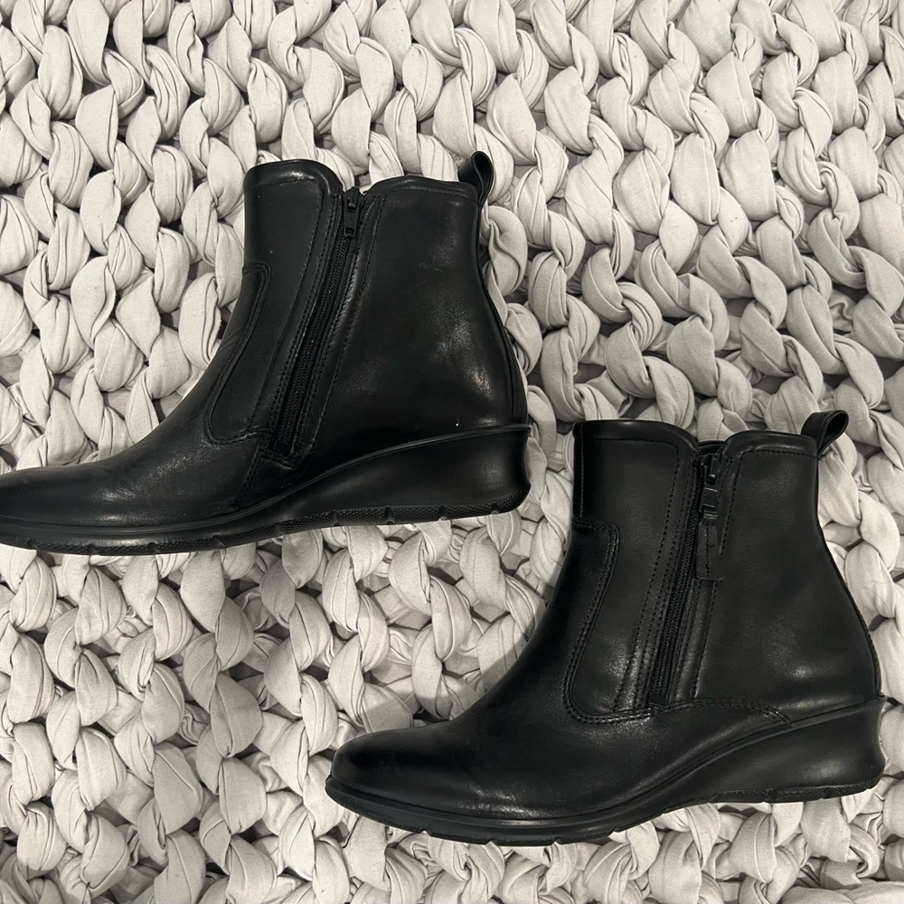 Ecco Black Ankle Boots Smooth Leather Chelsea - Picture 2 of 6